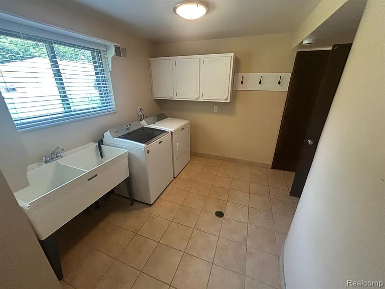 24915 Lakeland St — Photo 17