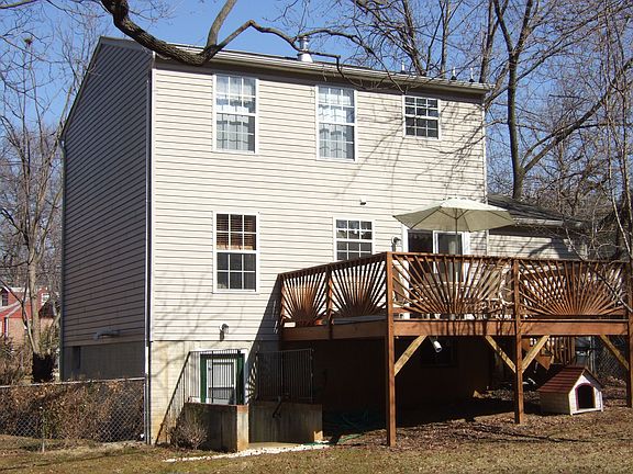 Large deck & fenced rear yard