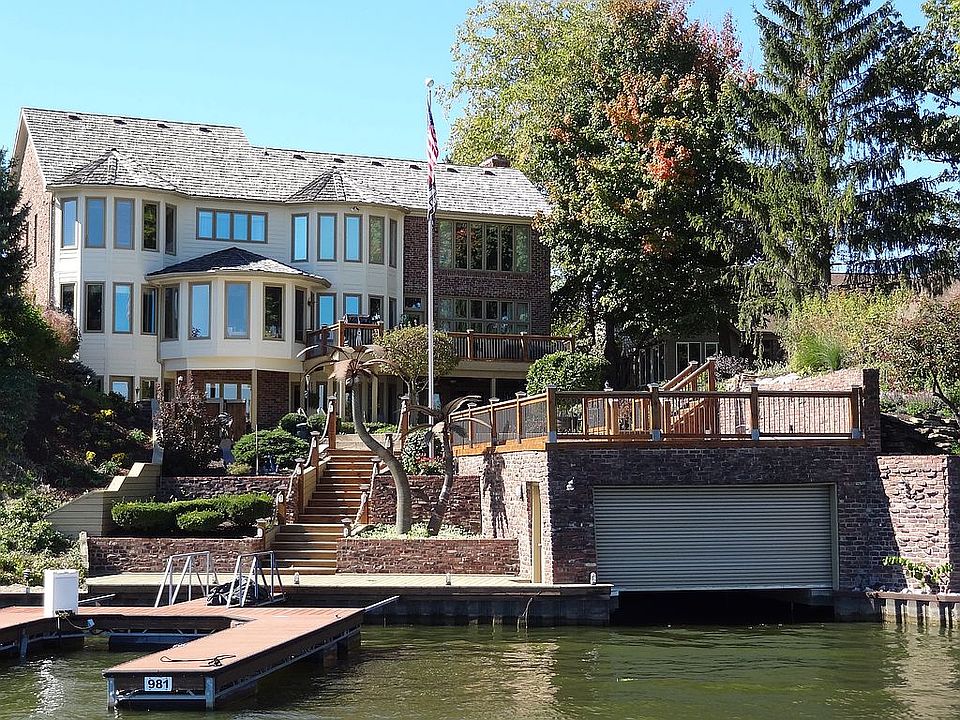 Lake Front W boat Garage