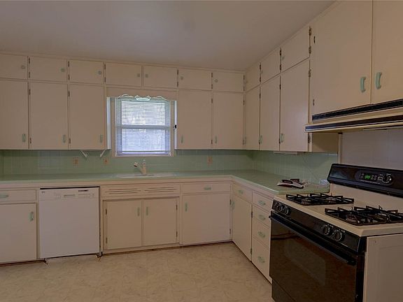 5th image of 301 Fairway Dr