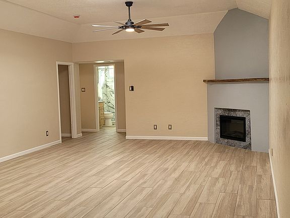 View from front door. Livingroom 17' x 20'