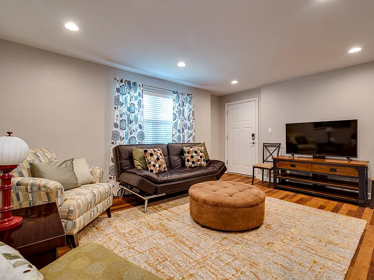 1126 Irving Ave #4 — Photo 3