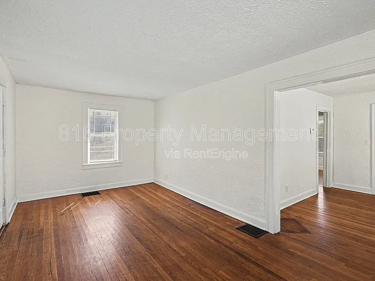 3315 E 52nd St — Photo 4