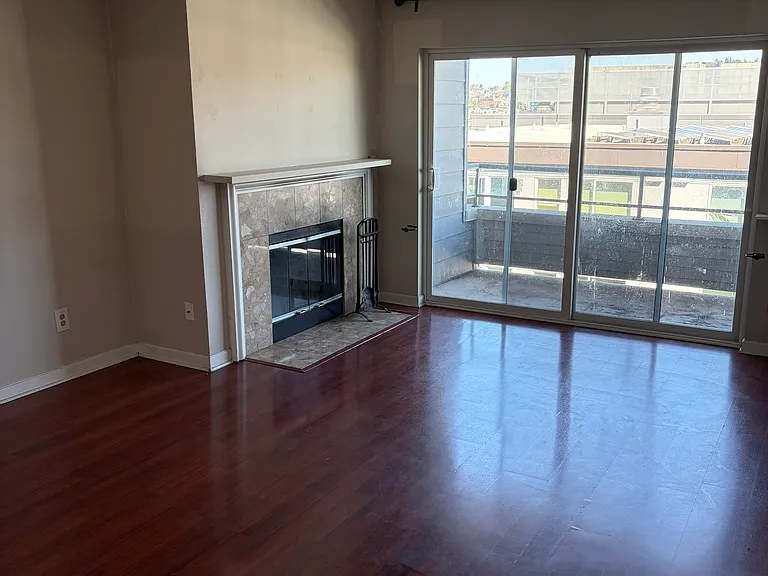 1504 Aurora Ave N — Photo 3