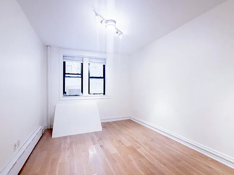 342 W 21st St #1D — Photo 8