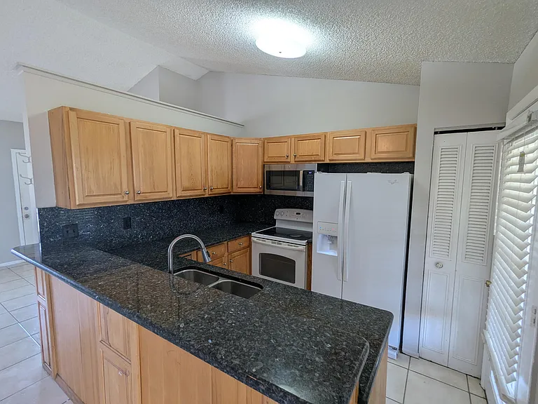 554 SW Lakehurst Dr — Photo 4