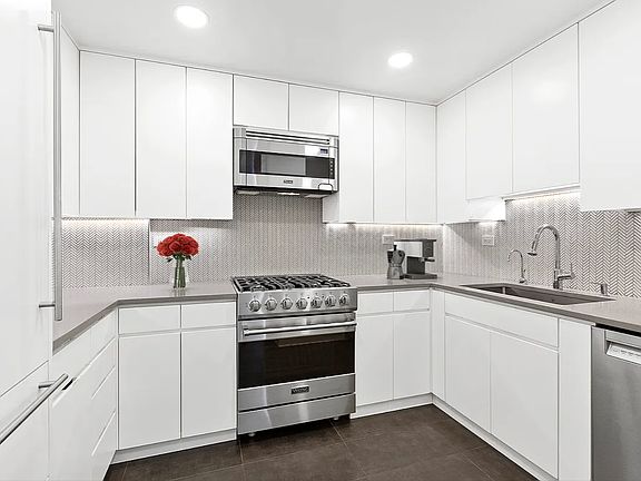 3rd image of 220 Madison Ave APT 6Q