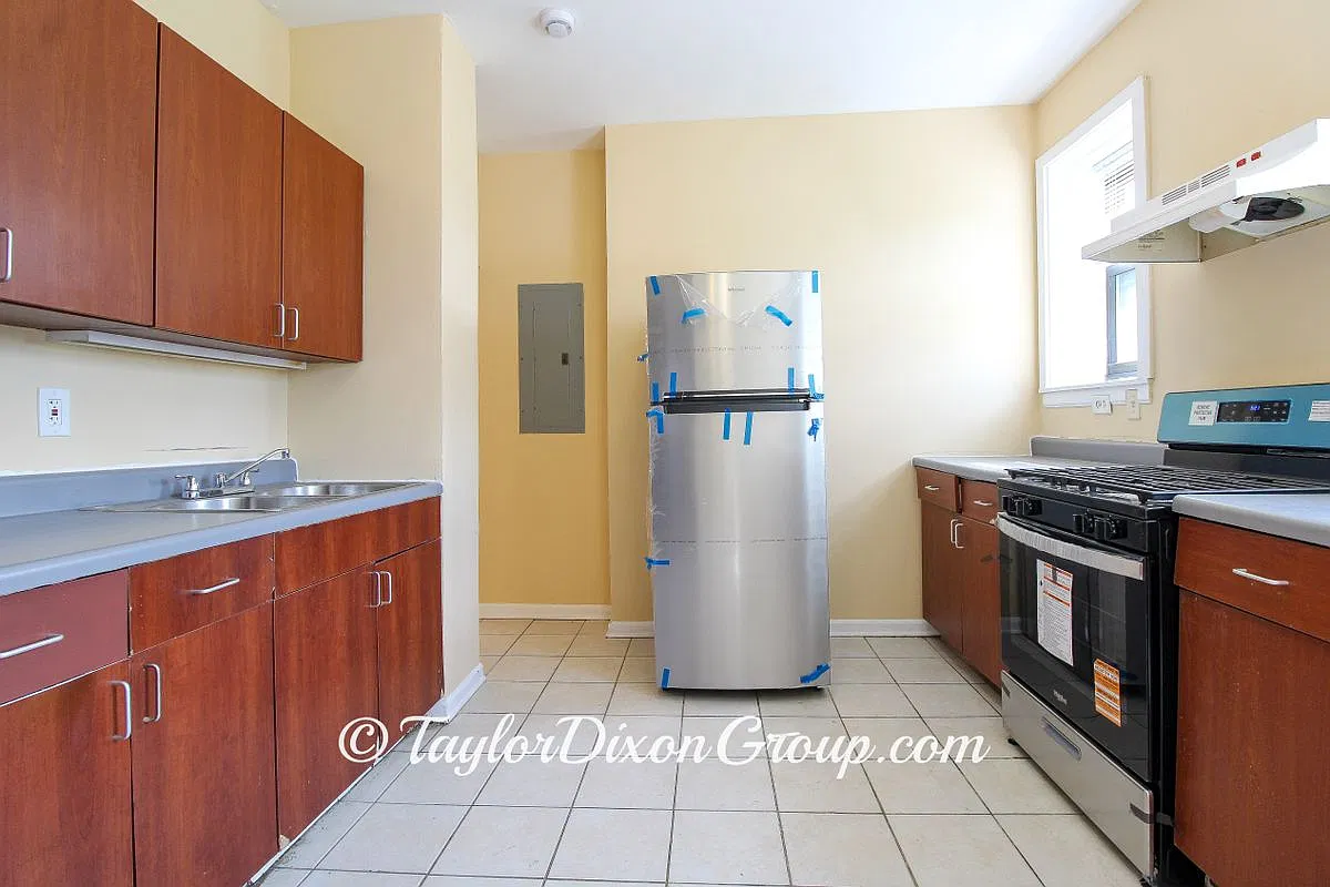 2 bed, 1.0 bath, 713 sqft, $1,350 — Photo 3