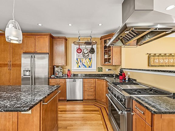 3rd image of 583 E Broadway