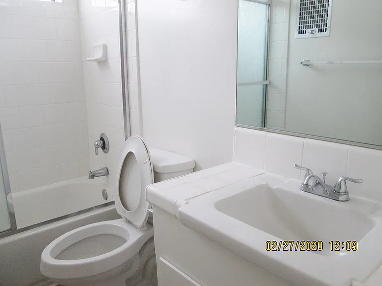 Lido Apartments - 1640 Barry — Photo 8