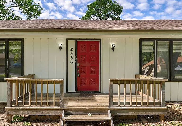 2556 W Cardinal St — Photo 2