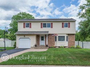 21 Barnsley Ln, Sayville, NY 11782