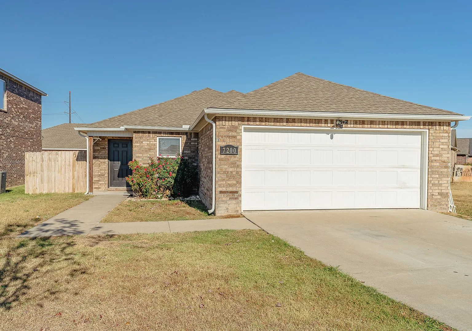 Beautiful 3-bedroom 2 bath Home in Legendary S/D — Photo 1