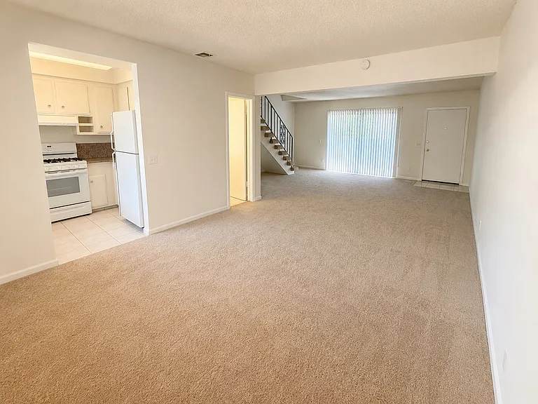 380 S Mentor Ave #14 — Photo 2