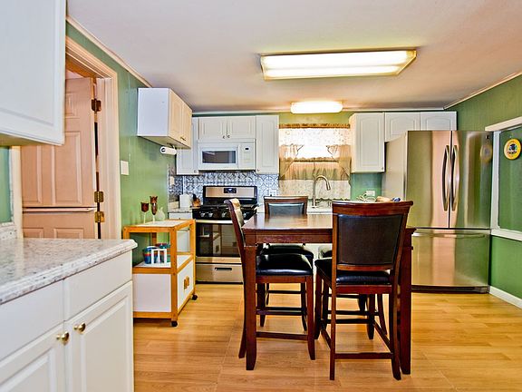 4th image of 819 Elder St