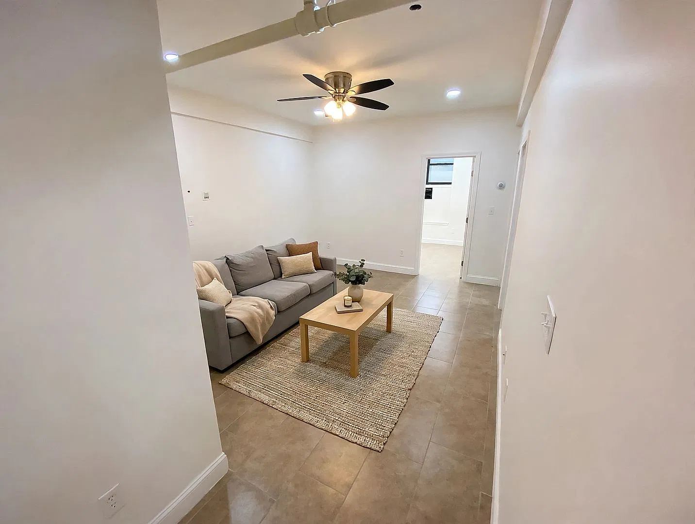 Recently Renovated Apt near B and C lines and Whole Foods! Gorgeous Area, H/HW included — Photo 1