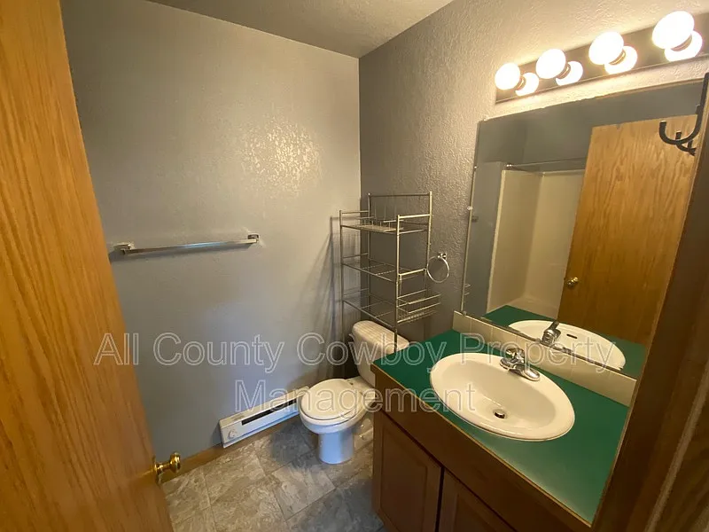 3 bed, 1.0 bath, 1500 sqft, $1,200 — Photo 4