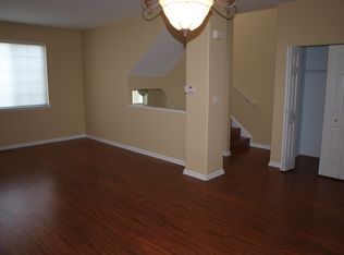686 S Rosehall Ln, Round Lake, IL 60073