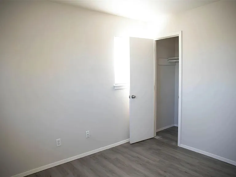 2498 Yorktown Dr — Photo 10