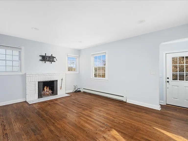 46 Upland Ave — Photo 4