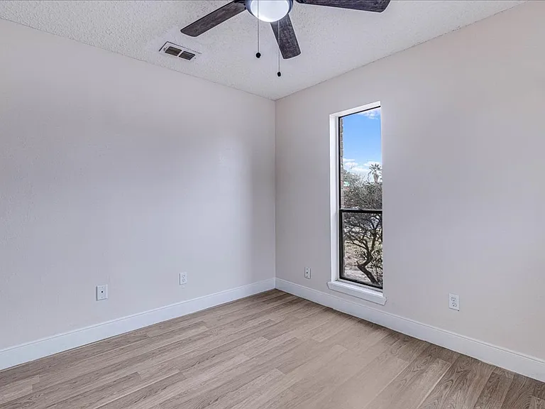 985 Crossbill St — Photo 23