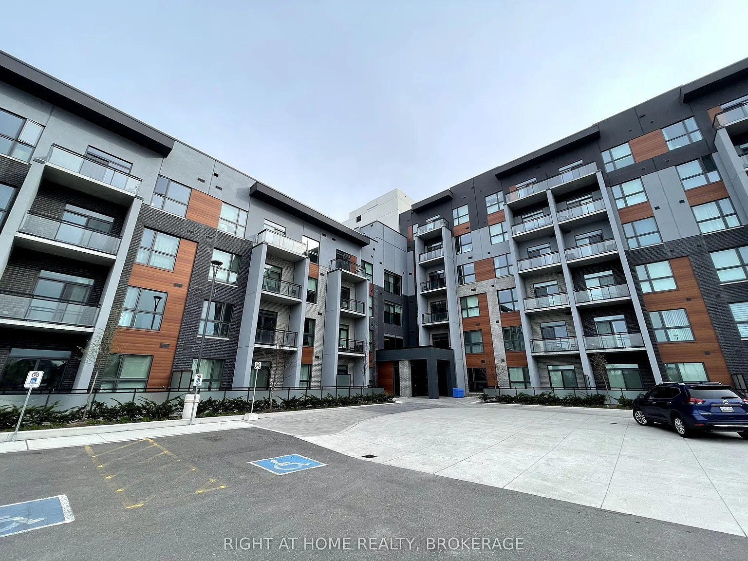 95 Dundas St W — Photo 3