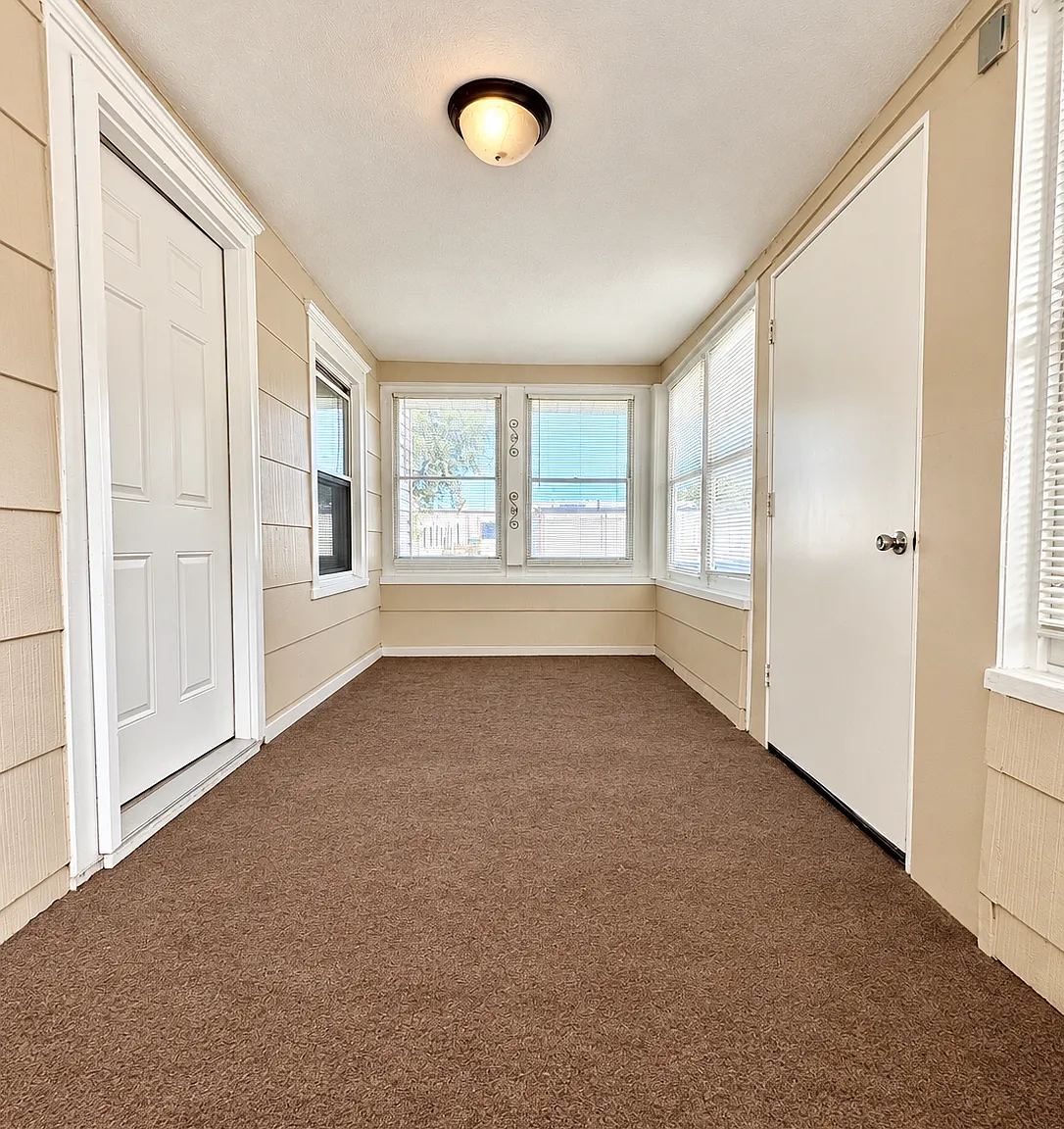 3 bed, 954 sqft, $1,378 — Photo 2