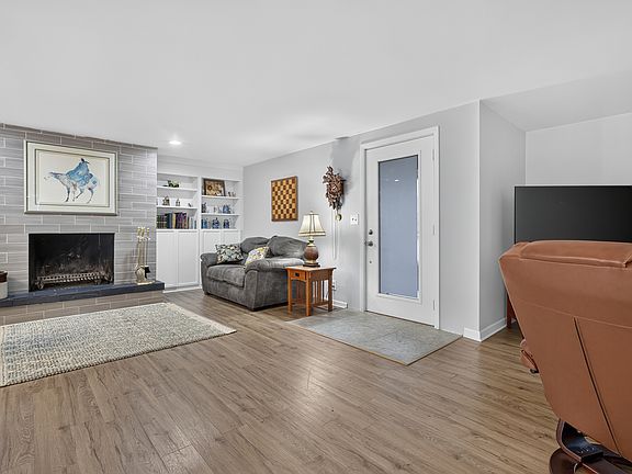 4th image of 2594 Franklin St