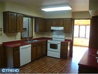 4th image of 36 Walnut Dr