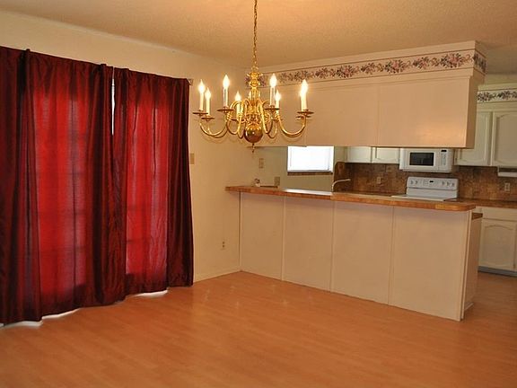 5th image of 2400 Oak Grove Dr