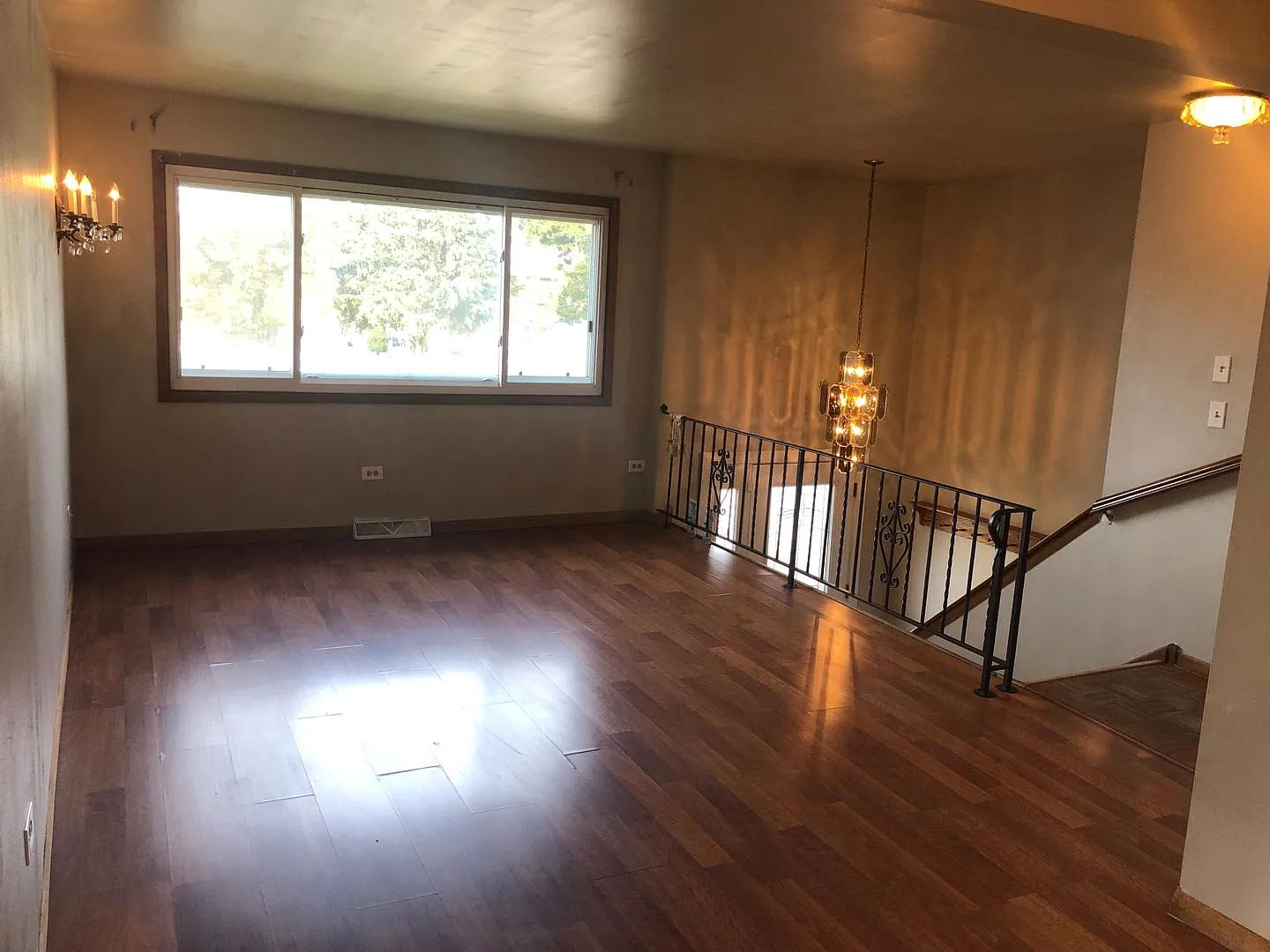 3bed/2bath Single Family Finished Basement Attached Garage! — Photo 3