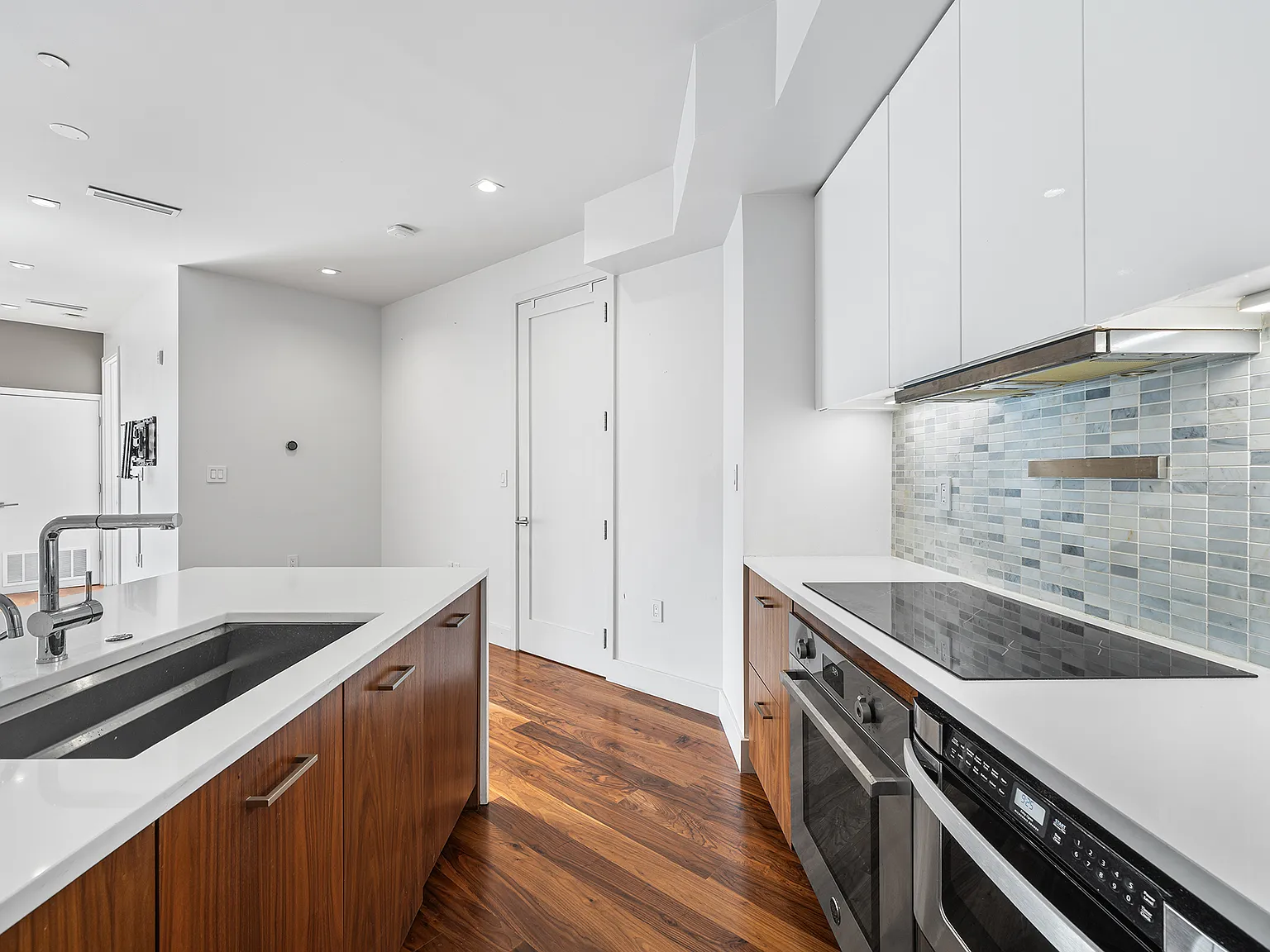2 bed, 919 sqft, $3,750 — Photo 3