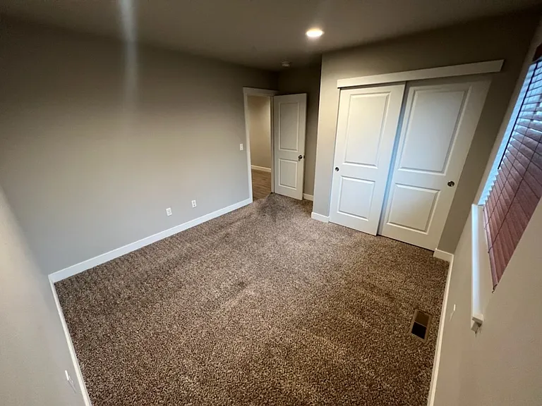 1086 S New Oak Ln — Photo 3