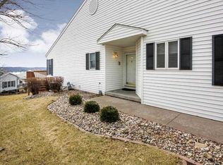 1206 Iowa Dr, Le Claire, IA 52753