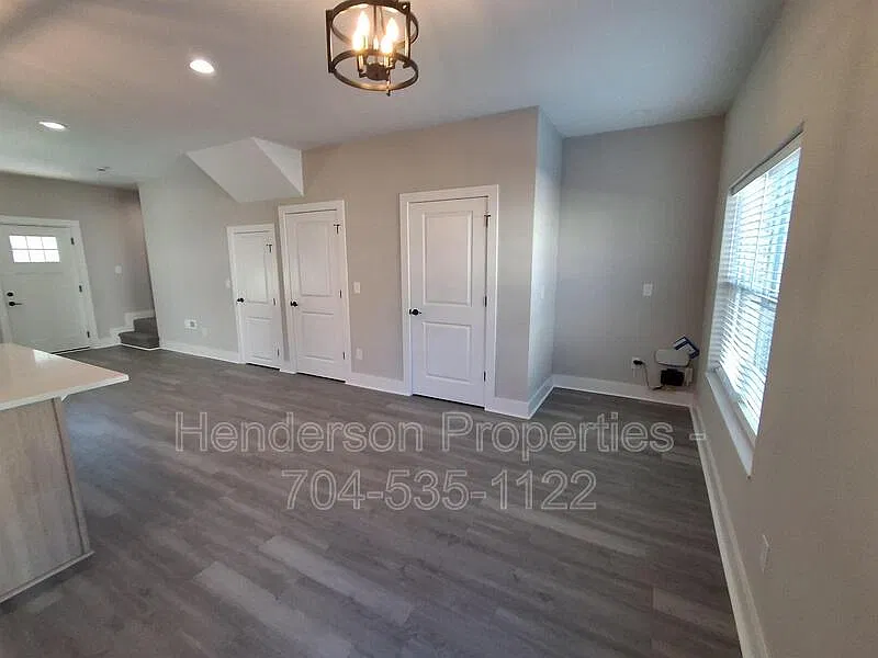 3 bed, 2.5 bath, 1320 sqft, $1,990 — Photo 2