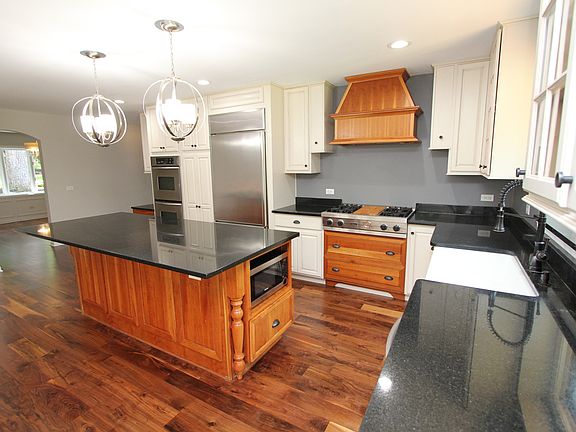 3rd image of 604 Sioux Dr