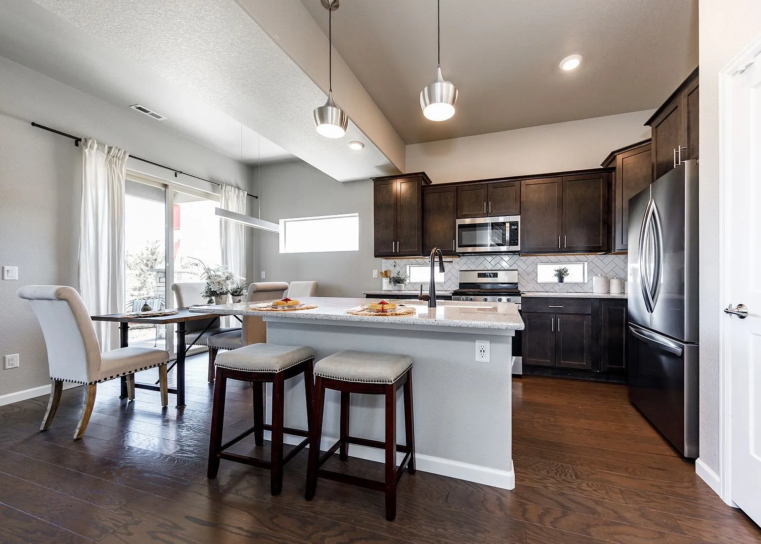 Luxury End Unit Townhome in Flying Horse — Photo 2