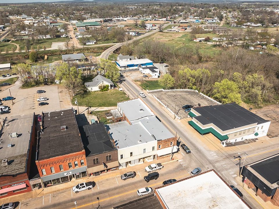 1st image of 140 S Main St