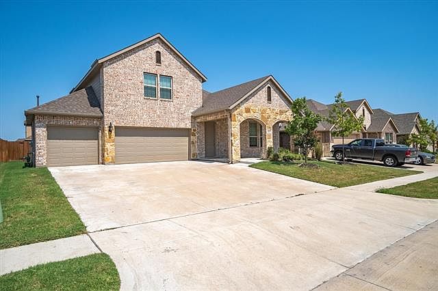 1st image of 927 Manuel Dr