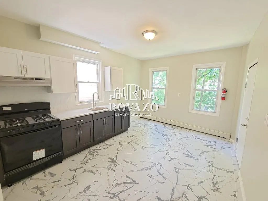 Photo 2 of 9 - 525 21st St #2A - Irvington, NJ Building Photo - 525 21st St #2A