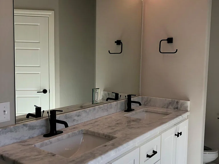 2404 Thornberry Ln — Photo 7