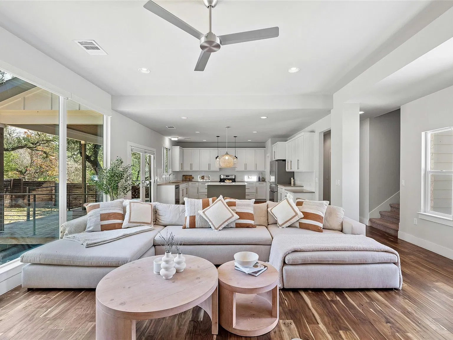 4 bed, 2.5 bath, 2363 sqft, $3,500 — Photo 4