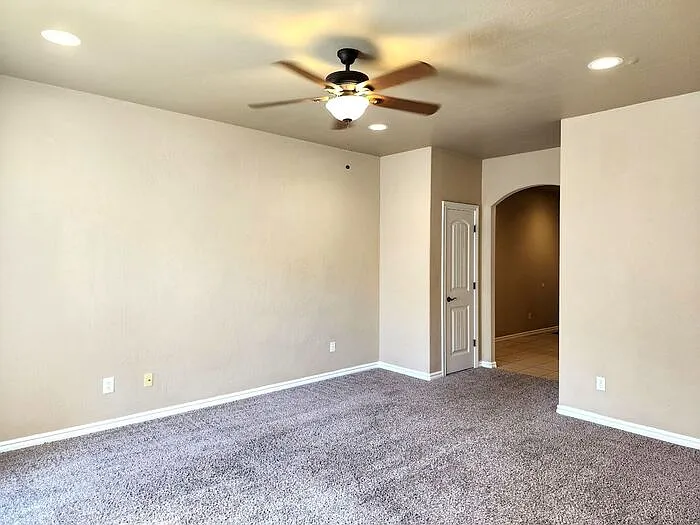 13705 Oxford Dr — Photo 5