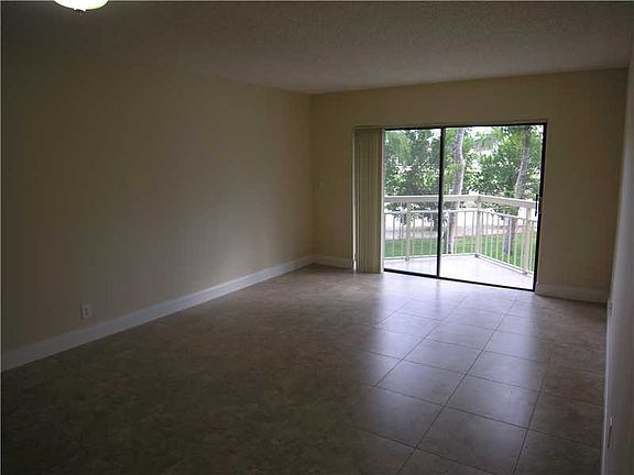 5th image of 8290 Lake Dr APT 220