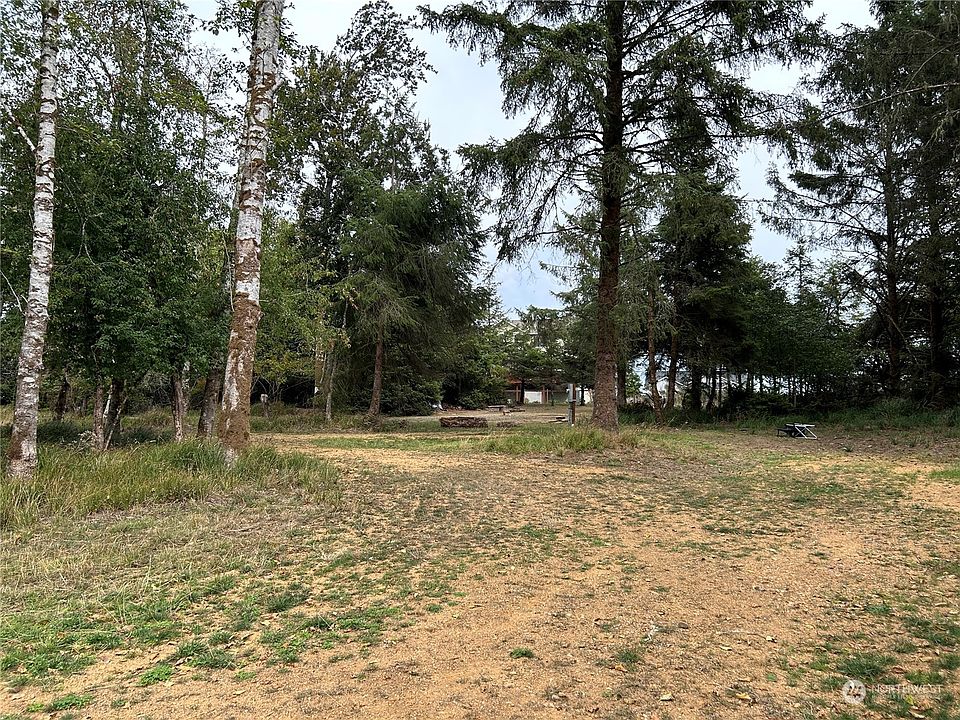 Easy Maneuvering in and out of the lot with your RV since you don't have to worry about turning around on site. Just drive in one way and drive through the other access.>