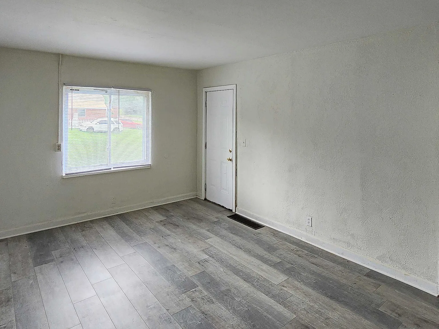 2706 Oxford Ave — Photo 4