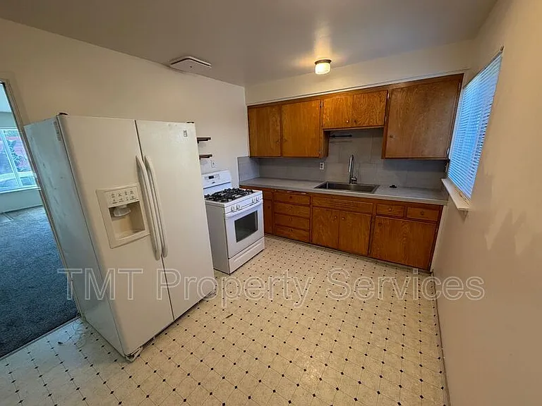 2431 33rd St — Photo 19