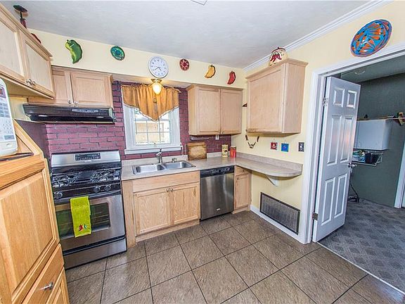 3rd image of 179 Marion Ave