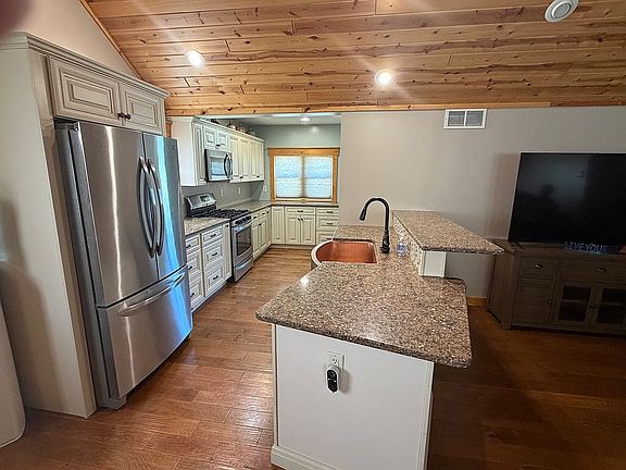 5th image of 631 W Fulton St