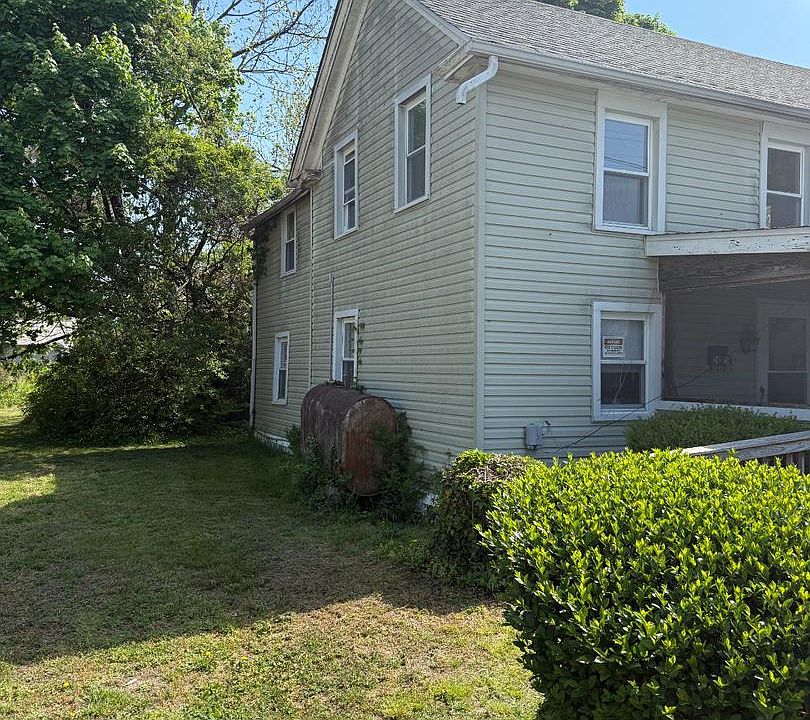 2nd image of 215 1st St